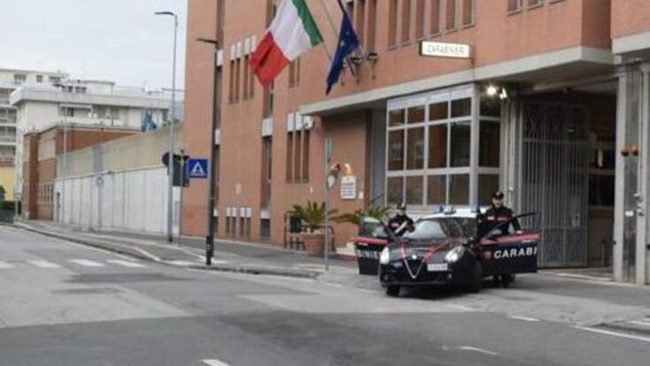 Una pattuglia dei carabinieri in uscita dalla sede del comando provinciale di Livorno in una foto d’archivio