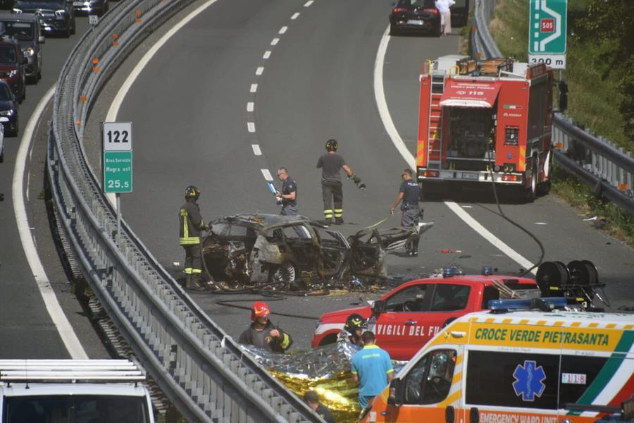 Incidente mortale in A-12, l’auto cappotta e va a fuoco: muore bimba di 5 anni