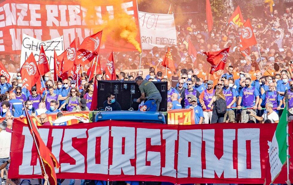 Una delle grandi manifestazioni organizzate dal Collettivo di fabbrica e dalla Rsu del sito industriale di Campi Bisenzio, rilevato alcuni mesi fa dalla società Qf