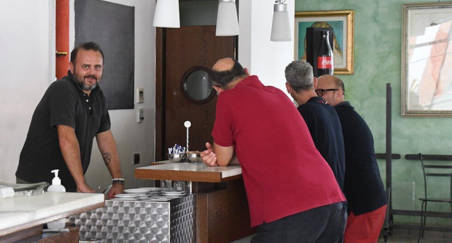 Il bar La Perla con le lampadine spente