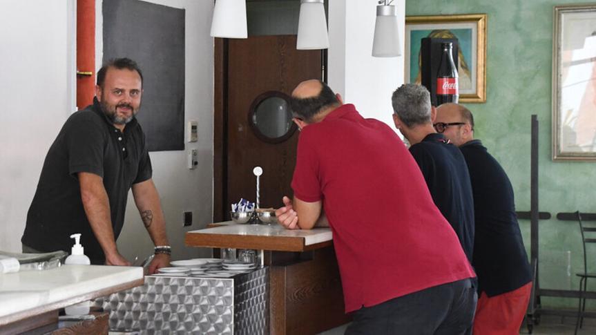 Il bar La Perla con le lampadine spente