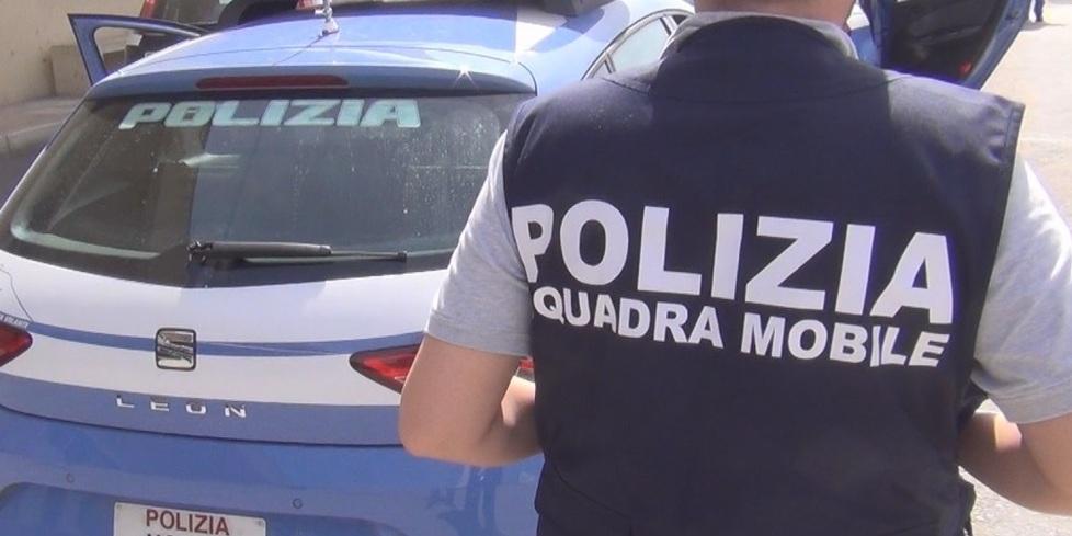Un intervento della squadra mobile (foto d’archivio)