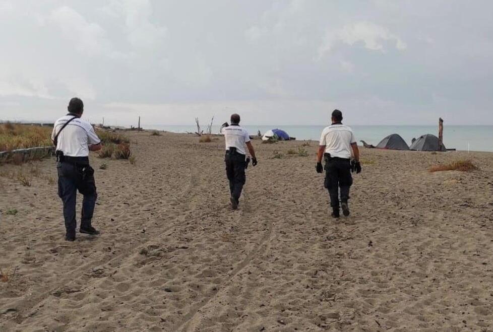 Blitz alla Lecciona contro i furbetti dell’ombrellone