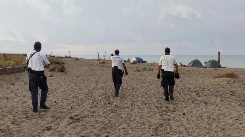 Blitz alla Lecciona contro i furbetti dell’ombrellone