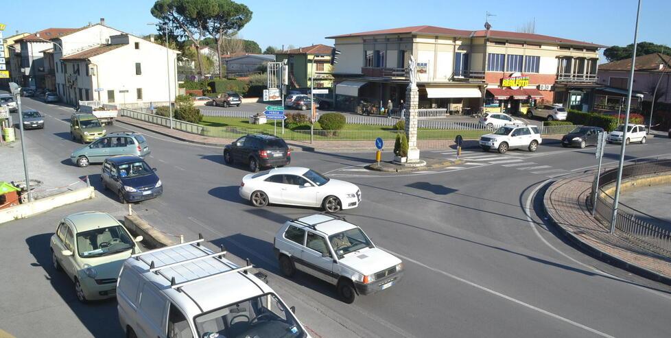 Il traffico all’incrocio tra via Pesciatina e via della Madonnina