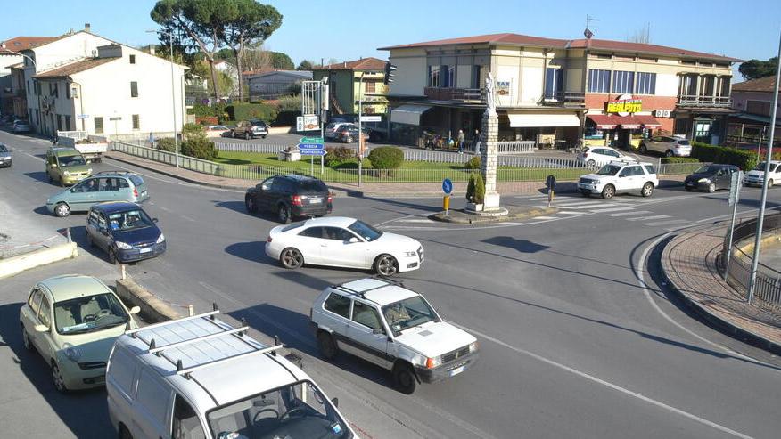 Il traffico all’incrocio tra via Pesciatina e via della Madonnina