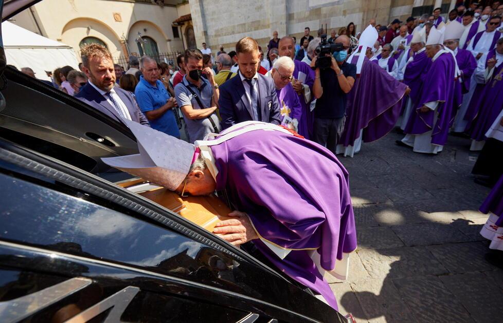 Prato saluta il suo vescovo: «Addio Gastone, hai cambiato il volto della chiesa di Prato»