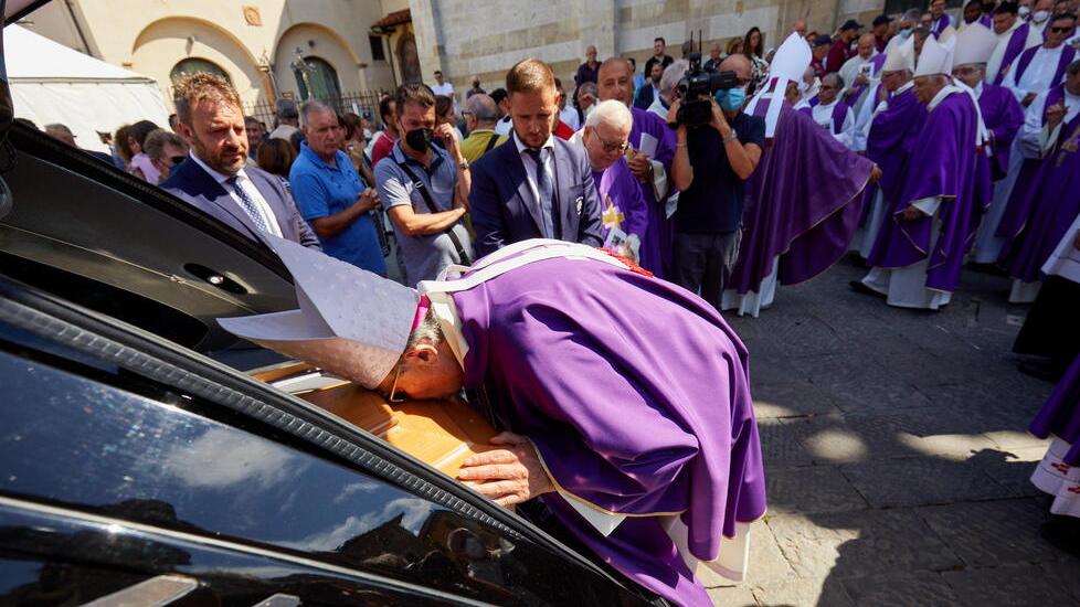 Prato saluta il suo vescovo: «Addio Gastone, hai cambiato il volto della chiesa di Prato»