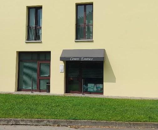 Ladri di specchi fanno razzia in un centro estetico e in un salone