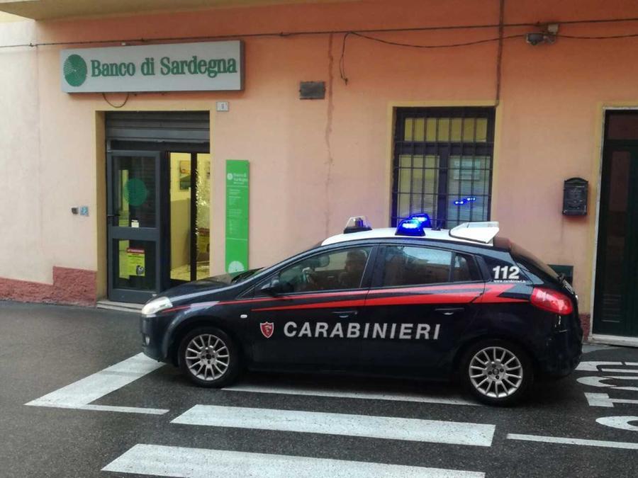 Rapina al Banco di Sardegna di Orune: 3 banditi mascherati si fanno consegnare i soldi delle casse e scappano