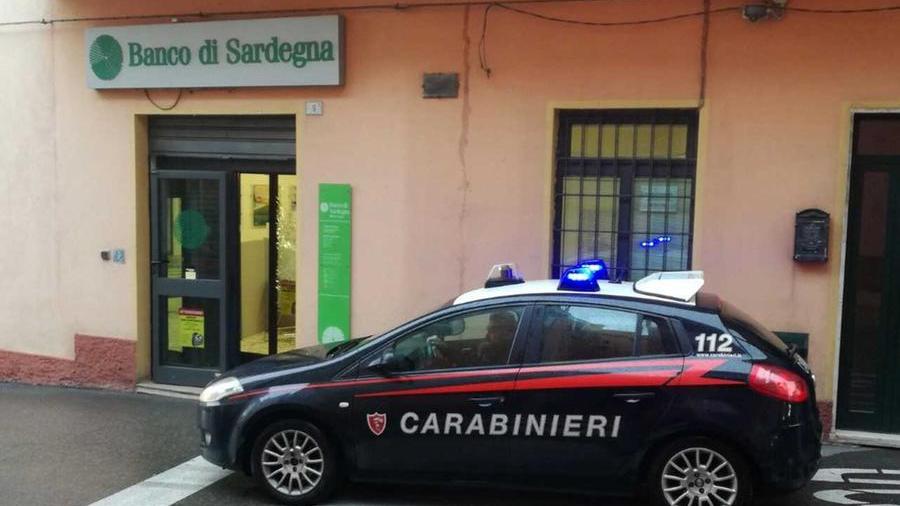 Rapina al Banco di Sardegna di Orune: 3 banditi mascherati si fanno consegnare i soldi delle casse e scappano