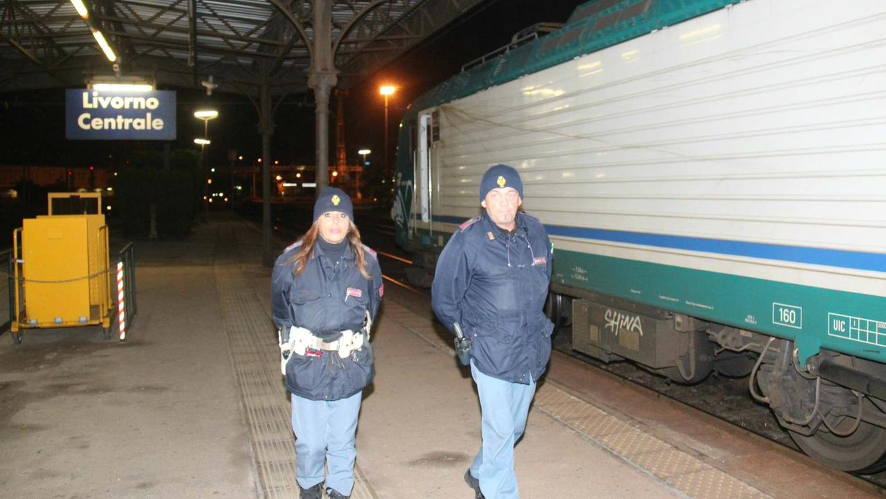 Due agenti della polizia ferroviaria di Livorno centrale (foto d'archivio)