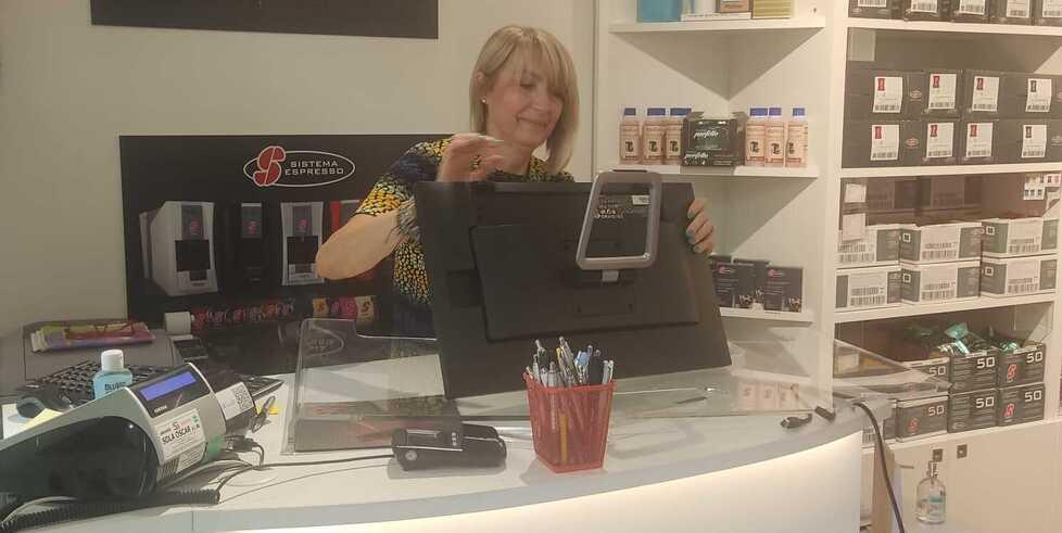 Modena, fugge dalla polizia si barrica&nbsp; nel negozio di caffè e lo danneggia