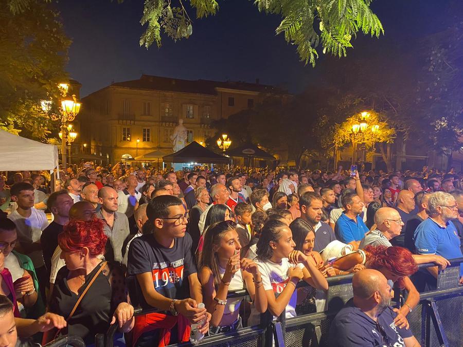 
	Piazza Tola gremita di tifosi della Torres<em> (foto Mauro Chessa)</em>

