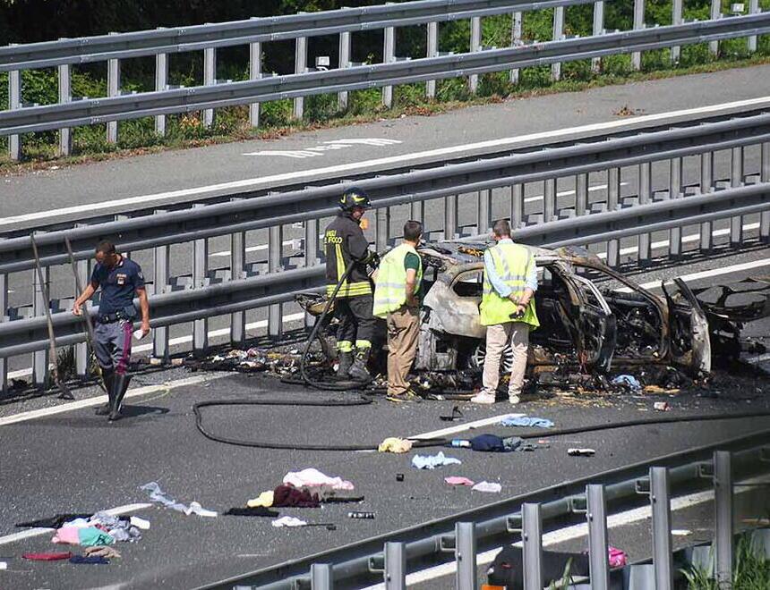 L'auto della famiglia protagonista dell'incidente in A12 dopo lo schianto