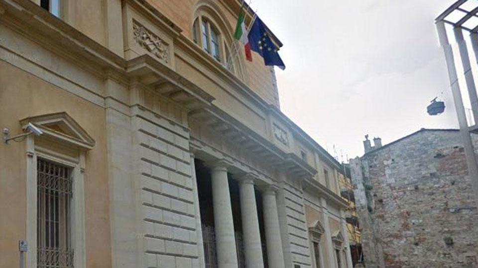Lui si uccide, la moglie è indagata: il caso nel Pisano