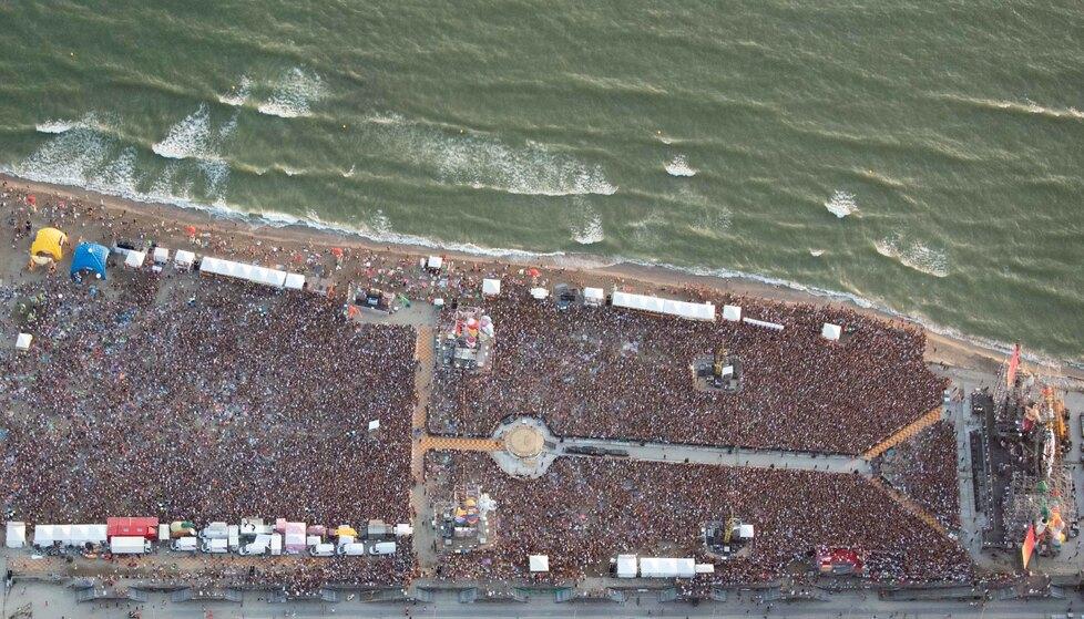 Viareggio, via allo show di Jovanotti: «Godetevelo tutto». Le iniziative, i grandi ospiti e le storie