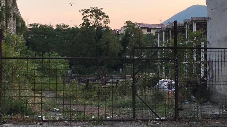 Prato, il cantiere abbandonato rifugio di spacciatori e tossicodipendenti