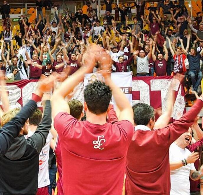Pielle e Libertas, è qui la festa: le squadre abbracciano i tifosi