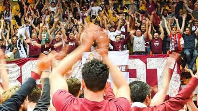 Pielle e Libertas, è qui la festa: le squadre abbracciano i tifosi