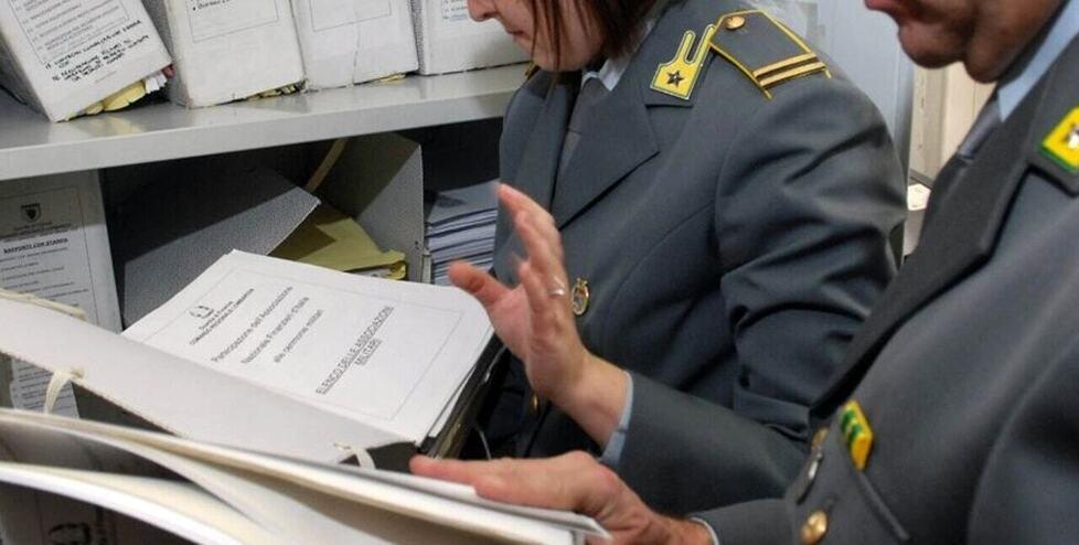 Firenze, in manette il "genio" della truffa: così convinceva gli imprenditori a finanziarlo