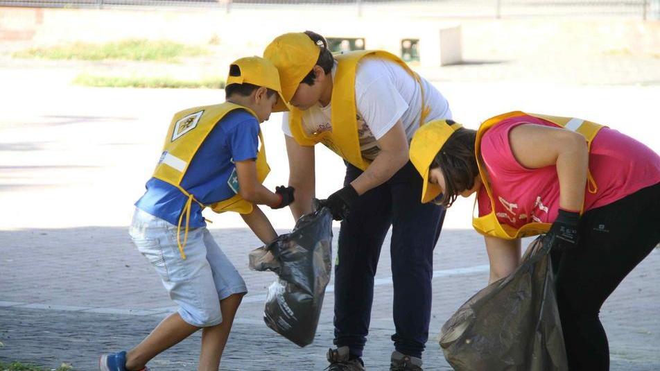 Guanti, cappellini e pettorine per pulire il mondo