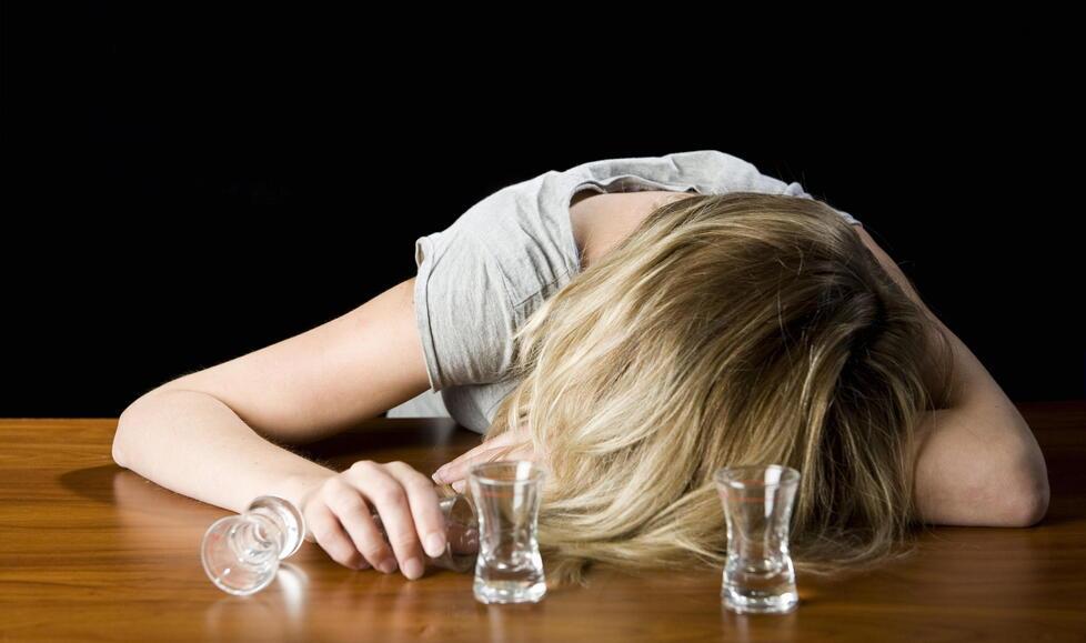 «Alcolici fin da giovanissimi Cinque cocktail in due ore»