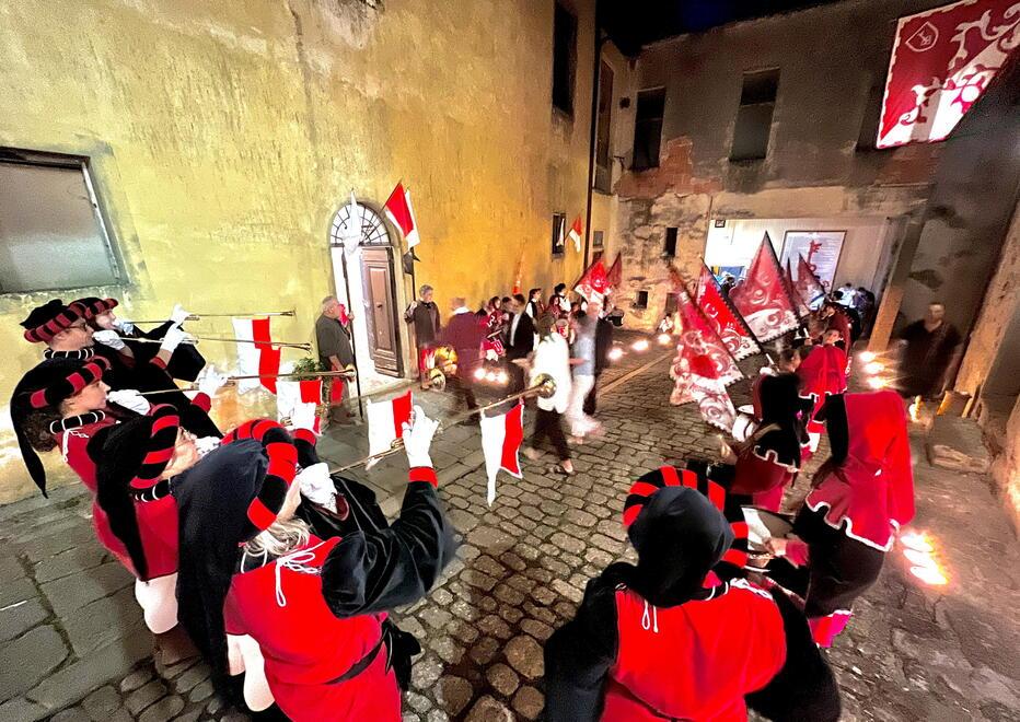 Un rione tutto in bianco e rosso per dare la carica ai suoi arcieri 