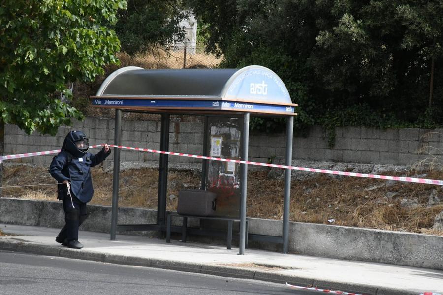 
	Gli artificieri in via Mannironi<em> (foto Massimo Locci)</em>

