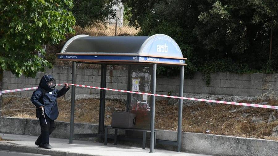 Gli artificieri in via Mannironi<em> (foto Massimo Locci)</em>