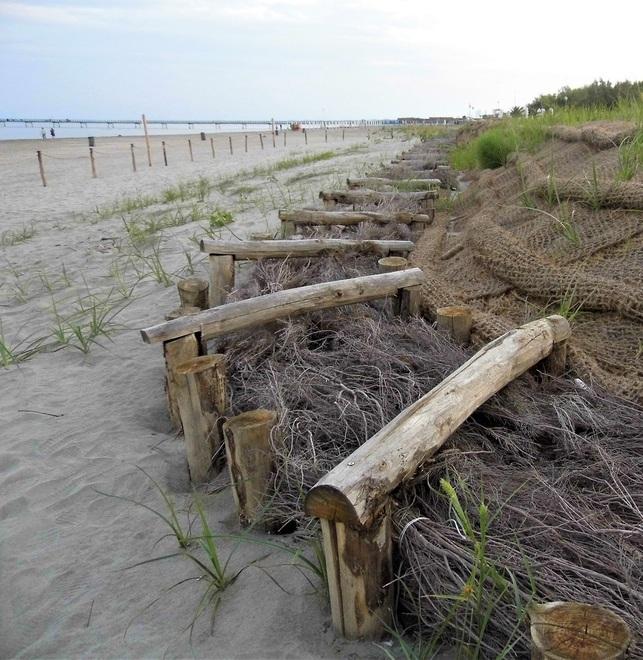 Contro i danni delle mareggiate  scende in campo la duna artificiale  