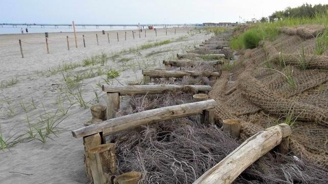 Contro i danni delle mareggiate scende in campo la duna artificiale