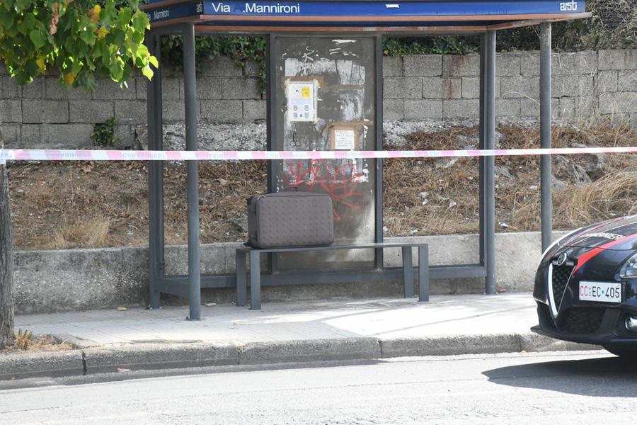 
	La valigia abbandonata alla fermata del bus (foto massimo locci)


