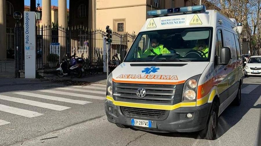 Un'ambulanza della Misericordia di Montenero all'ingresso dell'ospedale labronico
