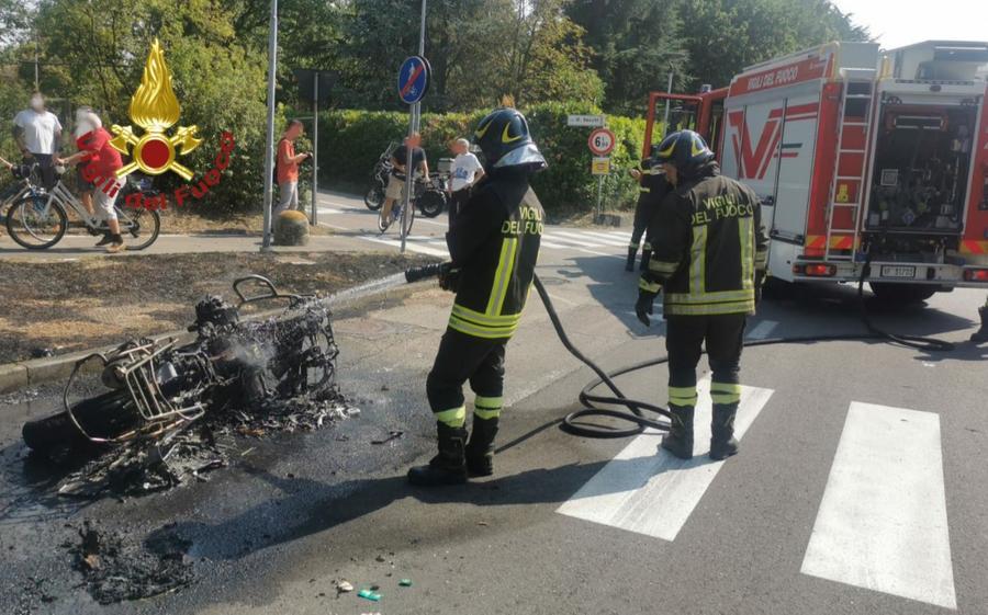 Montale, moto in fiamme dopo lo schianto con un’auto. Motociclista usionato