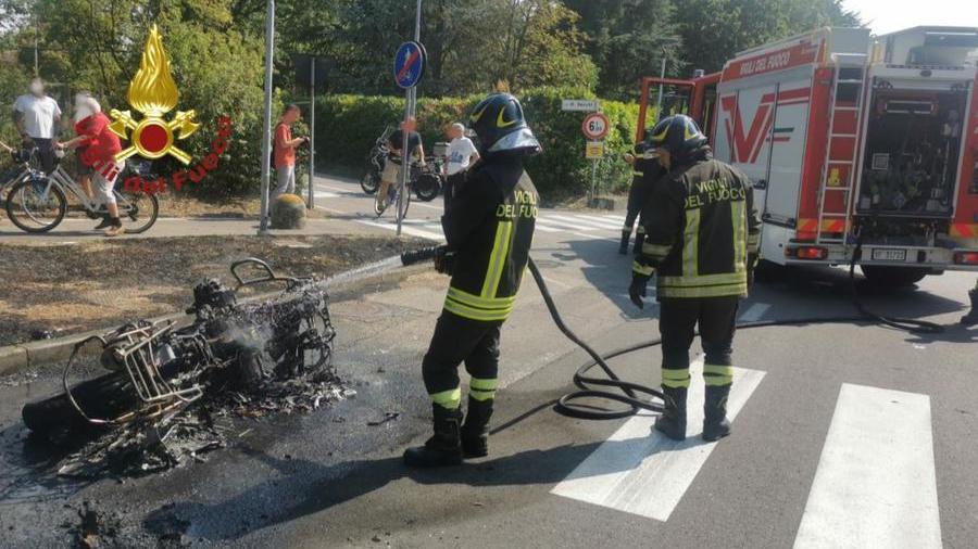 Montale, moto in fiamme dopo lo schianto con un’auto. Motociclista usionato