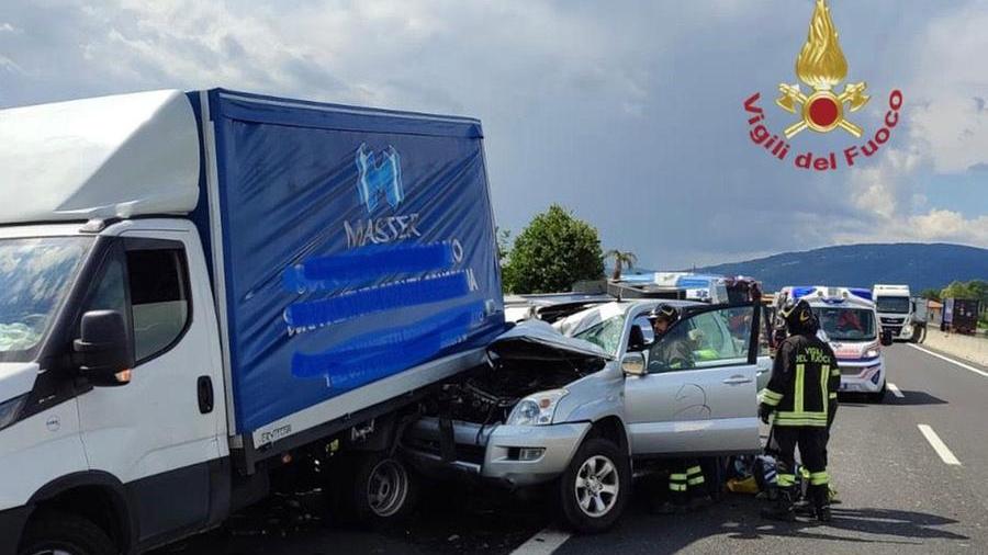 Scontro sull’autostrada A11: muore un cavallo