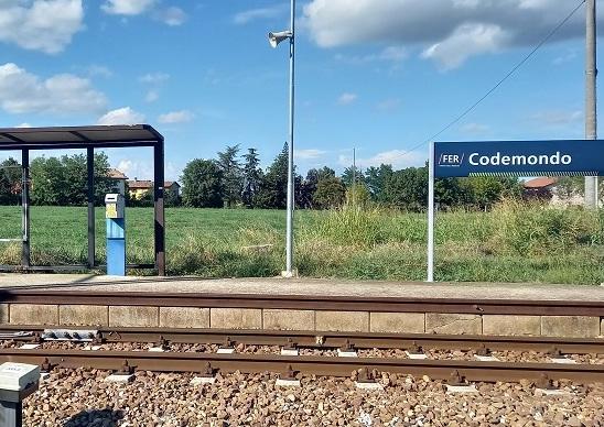 «Riaprite la fermata a Codemondo» Depositate 356 firme in Comune 