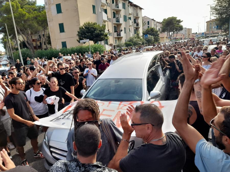 Morto a 29 anni, in mille per l’ultimo saluto a Denny – Video