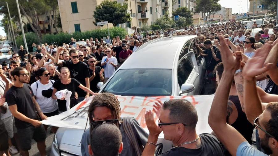 Morto a 29 anni, in mille per l’ultimo saluto a Denny – Video