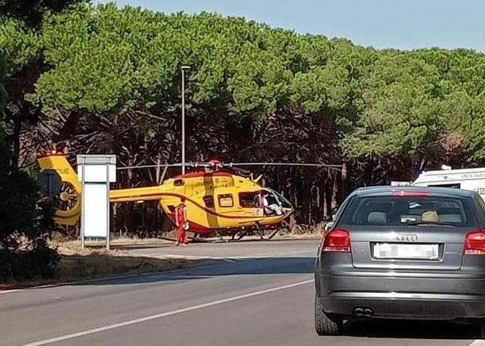 Auto si scontra con un’ambulanza sulla litoranea di Platamona: muore una donna di Sassari