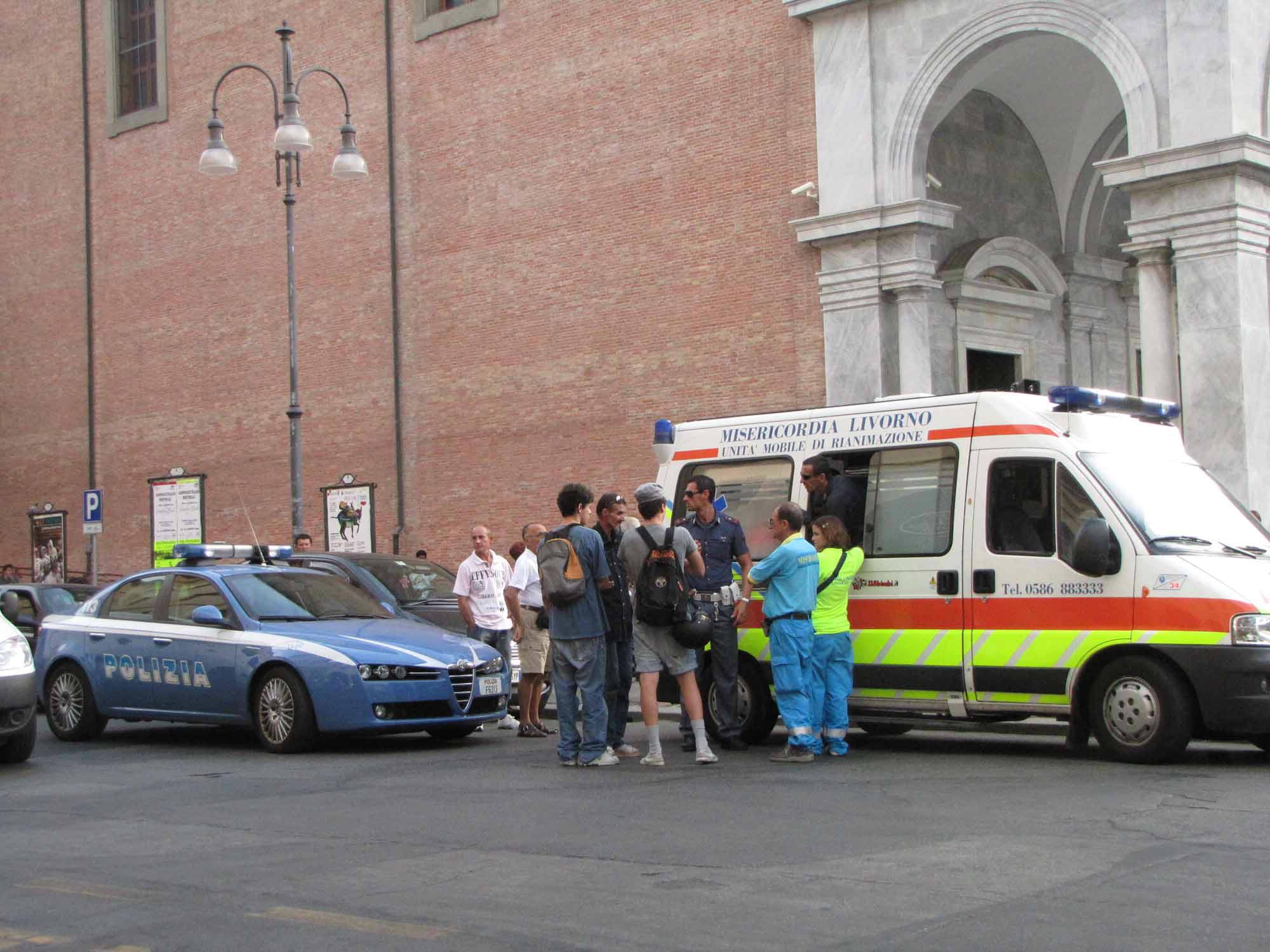 Una volante della polizia e un'ambulanza in piazza Grande (foto d'archivio)