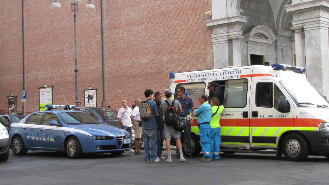 Una volante della polizia e un'ambulanza in piazza Grande (foto d'archivio)