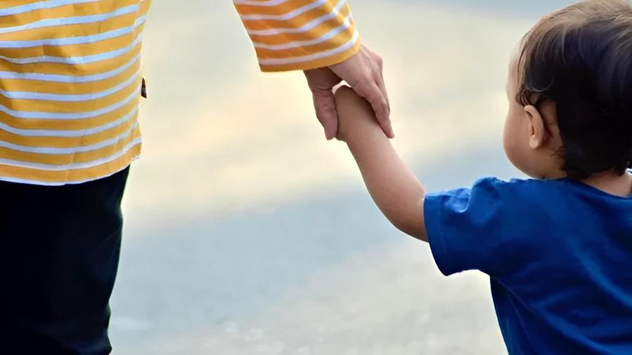 Una è la madre biologica, l’altra ha partorito: nella coppia lesbica la maternità di due gemellini a entrambe