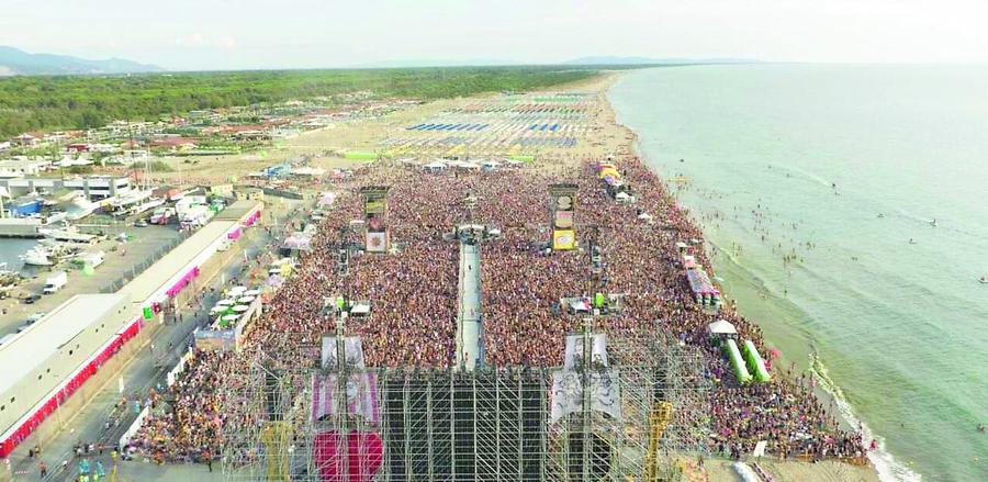 Il popolo di Jova a Viareggio: la tribù dei trentacinquemila che balla sul mare