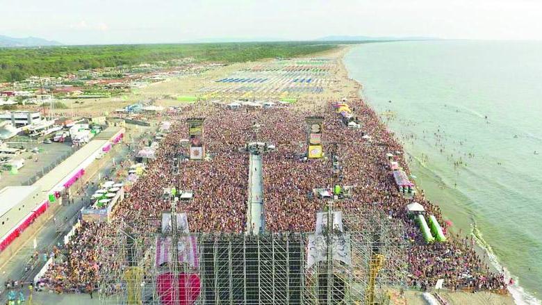 Il popolo di Jova a Viareggio: la tribù dei trentacinquemila che balla sul mare