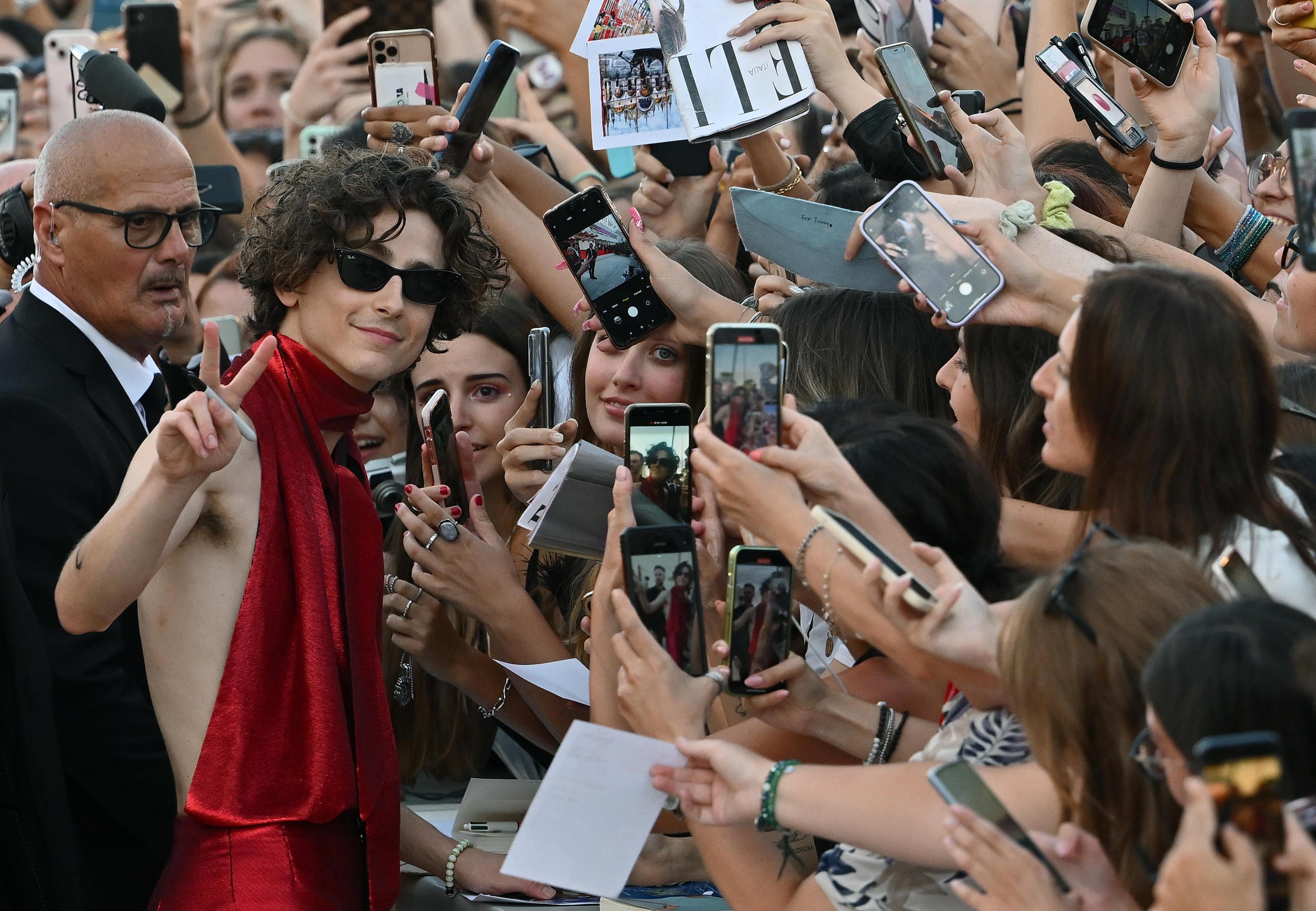 Timothée Chalamet tra la folla al Lido di Venezia