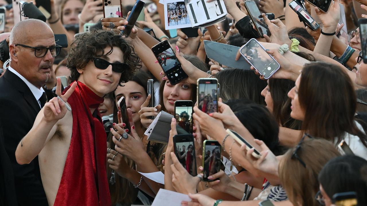 Timothée Chalamet tra la folla al Lido di Venezia