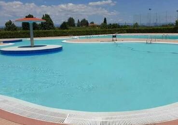 Uno scorcio della piscina nel complesso ex Barbate che oggi si chiama Terra Caciona a Montopoli