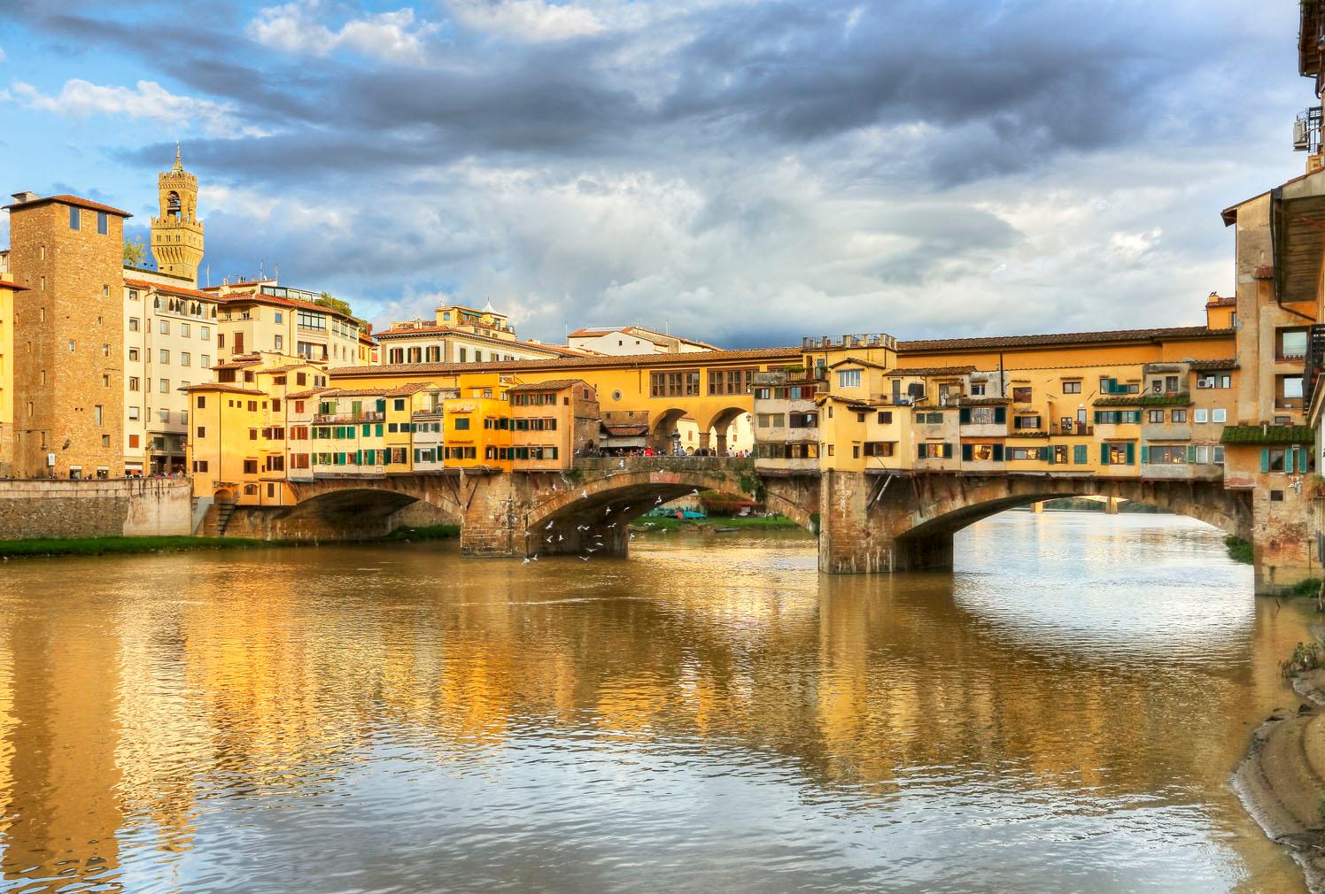 Ponte Vecchio non solo rappresenta il più importante attraversamento fluviale della città, ma è soprattutto uno dei principali simboli storici, culturali e architettonici che caratterizza l’immagine di Firenze nel mondo (Foto: Fabio Muzzi)